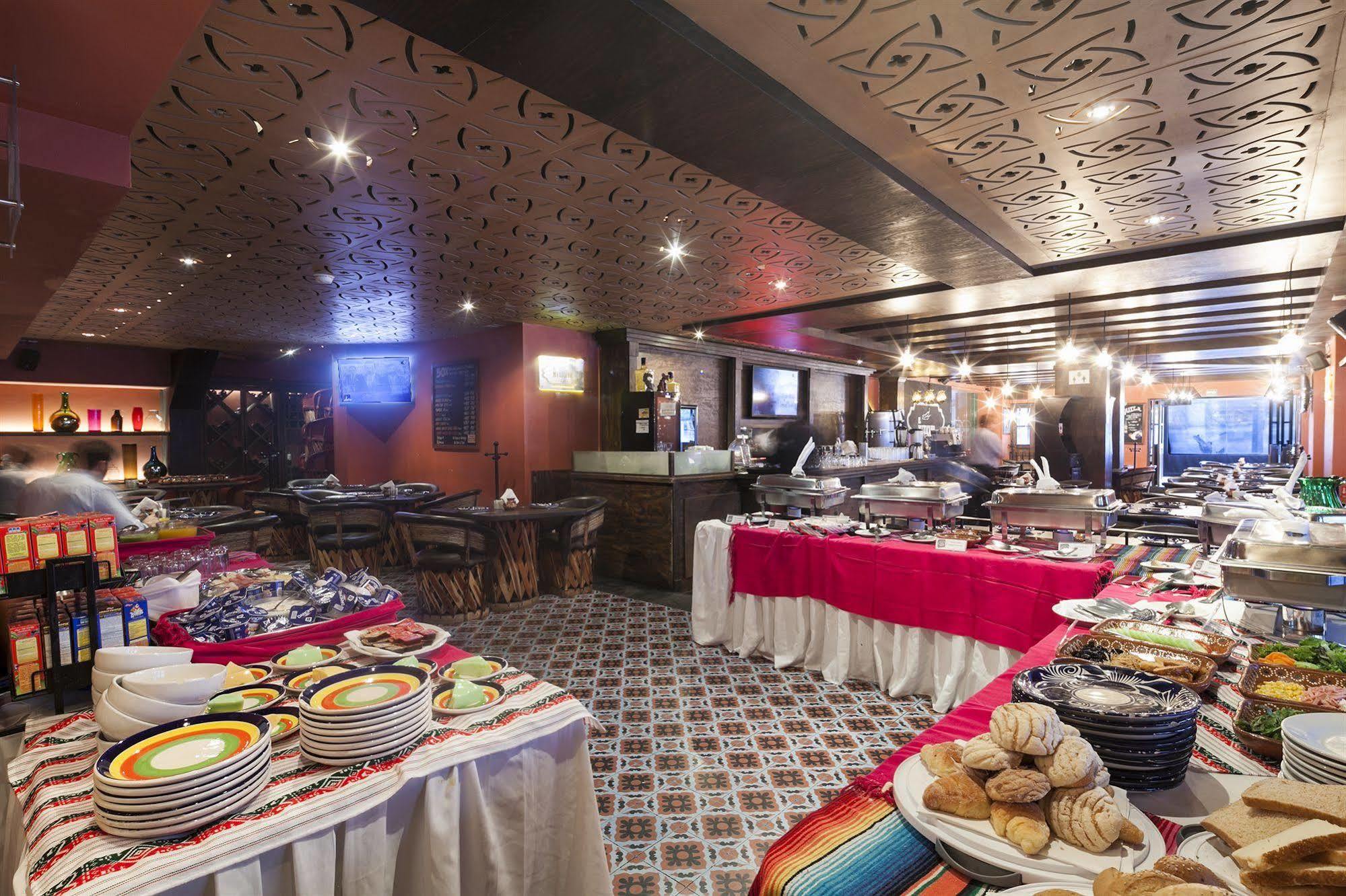 Exe Suites San Marino Мехико Экстерьер фото The buffet at the restaurant